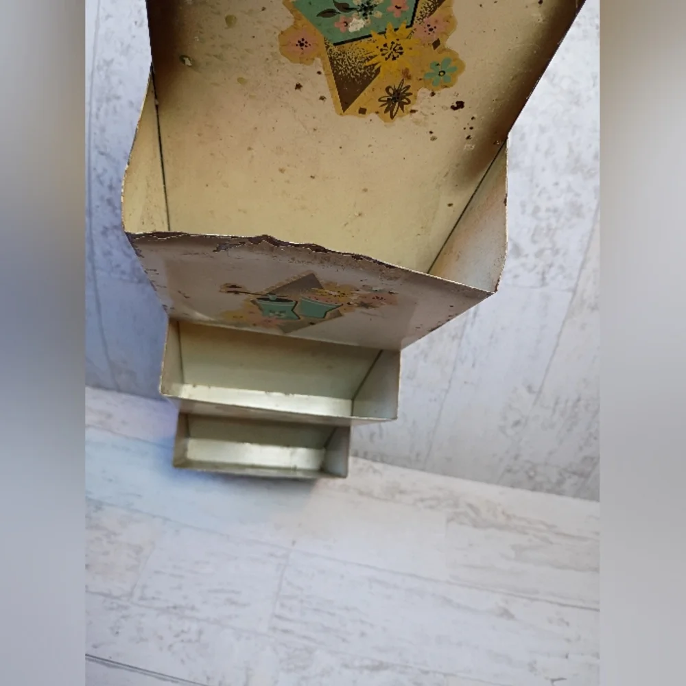 Vintage 1959’s/60’s wall mount mail organizer flower decor